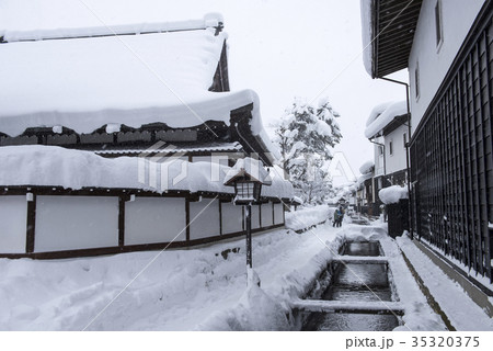 雪の飛騨古川 35320375