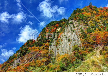 錦秋の秋山郷布岩 35320719