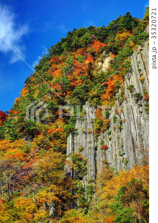 錦秋の秋山郷布岩 35320721