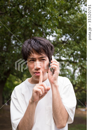内緒話を電話でする男性 内緒話を電話でする男性 35320791