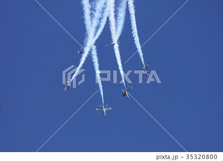 煙を引きながらアクロバット飛行する米海軍ブルーエンジェルスのF/A-18ホーネット戦闘攻撃機の編隊 35320800