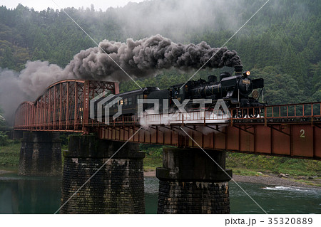 SL人吉と球磨川第一橋りょう 35320889