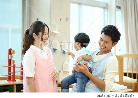保育士さんと子供 保育士さんと子供 35320937