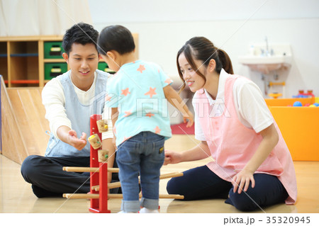 保育士さんと子供 35320945