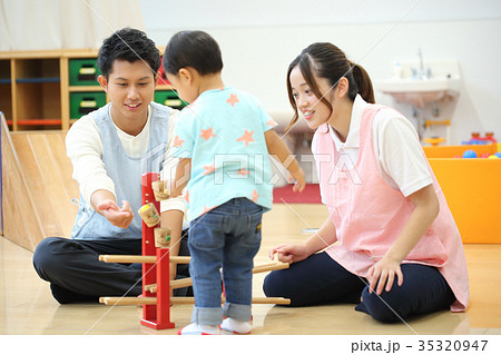 保育士さんと子供 35320947