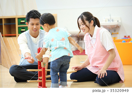 保育士さんと子供 35320949