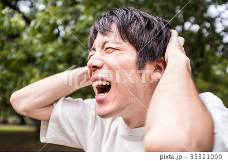 ショックを受ける男性 ショックを受ける男性 35321000