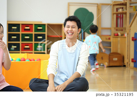 保育士さんと子供 35321195