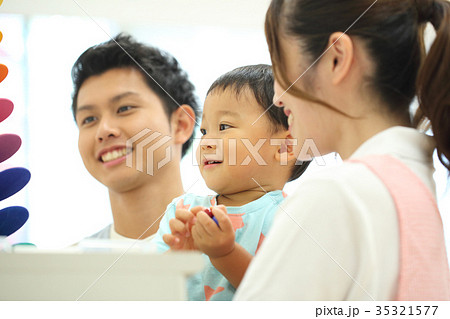 保育士さんと子供 35321577