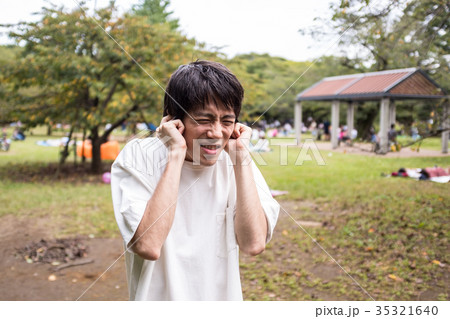 耳をふさぐ男性 35321640