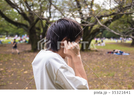 耳をふさぐ男性 35321641