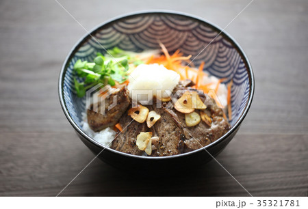 牛肉のステーキ丼 35321781