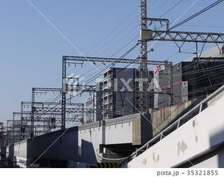 大阪。京阪電車の京橋駅付近の高架線。 35321855