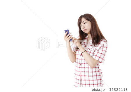 スマホとパジャマ姿の若い女性 35322113