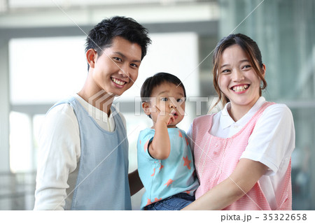 保育士さんと子供 保育士さんと子供 35322658