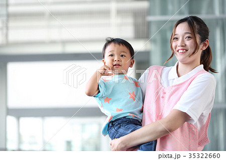 保育士さんと子供 保育士さんと子供 35322660