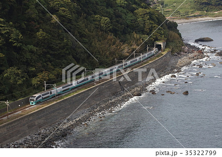 海岸沿いを行く、185系電車使用の特急踊り子 35322799