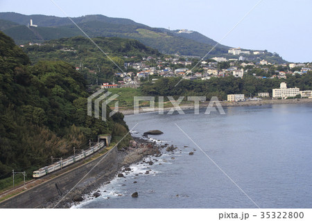海岸沿いを行く、185系電車使用の特急踊り子 35322800