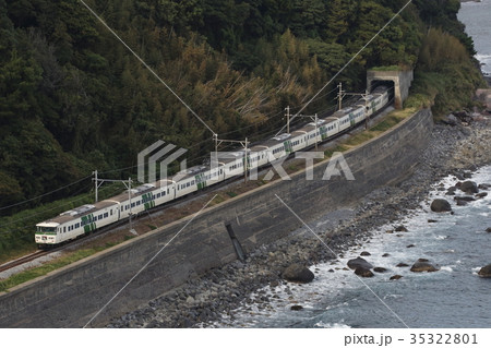 海岸沿いを行く、185系電車使用の特急踊り子 35322801