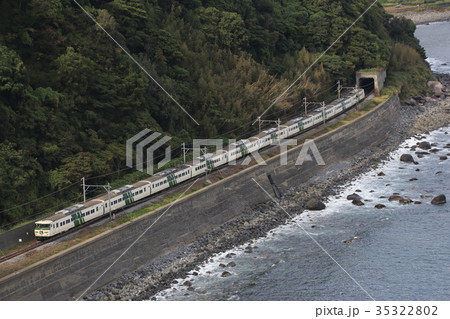 海岸沿いを行く、185系電車使用の特急踊り子 35322802