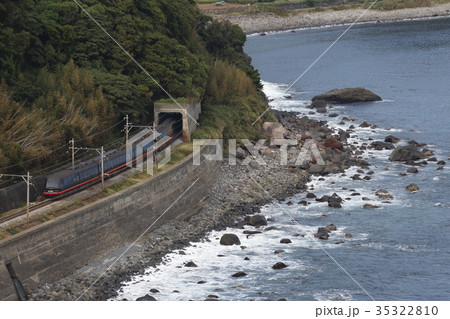 海岸沿いを行く黒船電車 海岸沿いを行く黒船電車 35322810