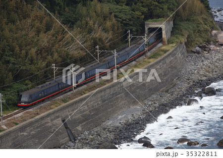 海岸沿いを行く黒船電車 35322811