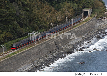 海岸沿いを行く黒船電車 海岸沿いを行く黒船電車 35322812
