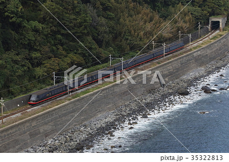 海岸沿いを行く黒船電車 海岸沿いを行く黒船電車 35322813