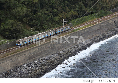 海岸沿いを行く伊豆急8000系 35322814