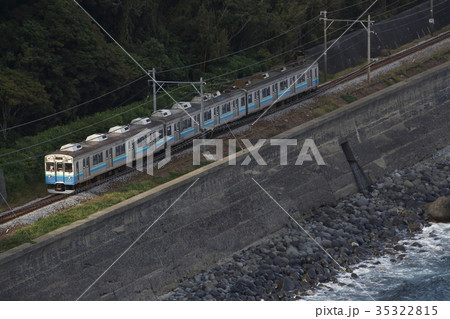 海岸沿いを行く伊豆急8000系 海岸沿いを行く伊豆急8000系 35322815
