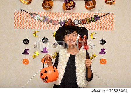 ハロウィンパーティーを楽しむ女の子 ハロウィンパーティーを楽しむ女の子 35323061