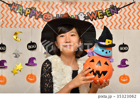 ハロウィンパーティーを楽しむ女の子 35323062