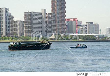 大阪港の引き船と艀 35324220