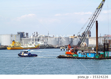 工業地帯を行く引き船と作業船 工業地帯を行く引き船と作業船 35324226
