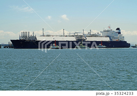 タグボートで接岸するLNGタンカー タグボートで接岸するLNGタンカー 35324233