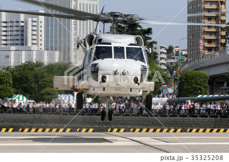 SH-60J　ヘリコプターの離陸 35325208