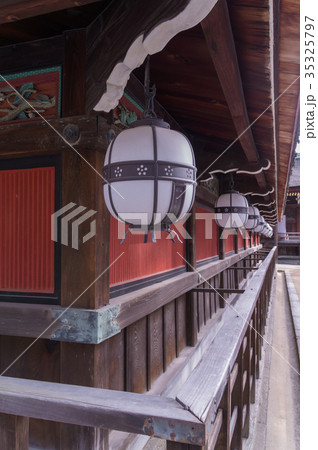 神社の釣り提灯、京都、日本 35325797
