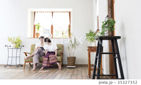 リラックスウエアを着てくつろぐカップル リラックスウエアを着てくつろぐカップル 35327352