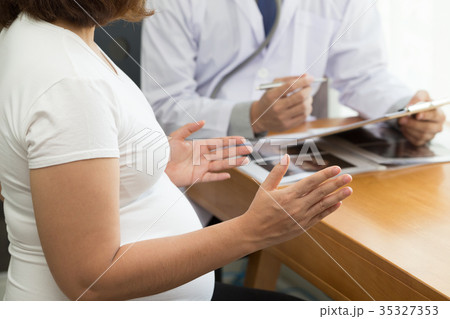Pregnant women are asking questions to the doctor Pregnant women are asking questions to the doctor 35327353