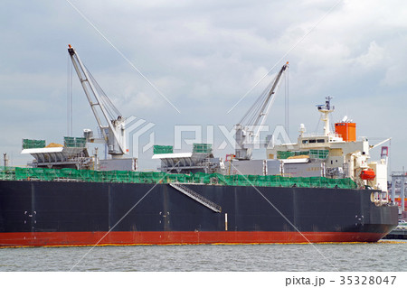 名古屋港で荷役をする大型貨物船 35328047