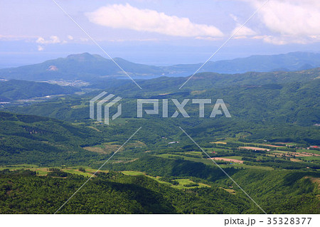 初夏の徳舜瞥山から見る洞爺湖と有珠山 35328377