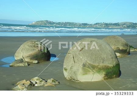 moeraki boulders moeraki boulders 35329333