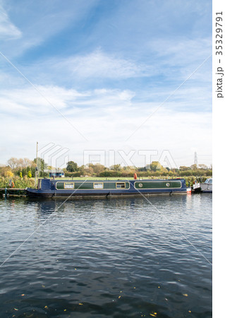 イギリス郊外の田舎の運河に停泊するカナルボート 35329791