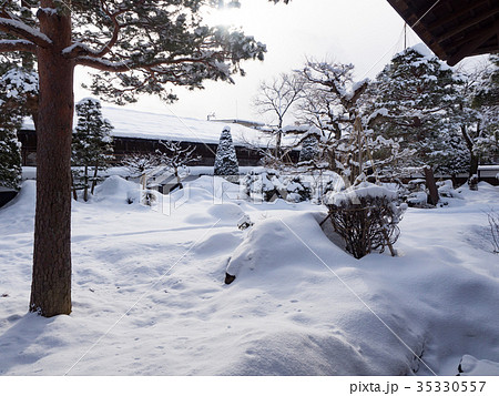 高山陣屋 屋敷内から見る雪の庭 高山陣屋 屋敷内から見る雪の庭 35330557