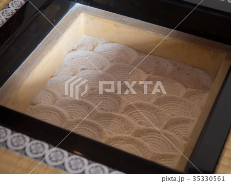 炉の中の白砂　青海波模様 35330561