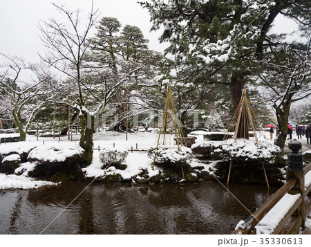 雪の兼六園　花見橋 35330613
