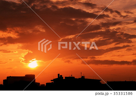 台風一過の夕焼けと街並み 台風一過の夕焼けと街並み 35331586