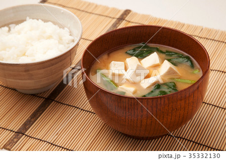 豆腐とほうれん草の味噌汁の写真素材