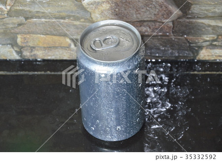 water drop on tin can drink on black counter water drop on tin can drink on black counter 35332592