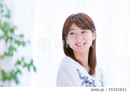 女性ポートレイト　笑顔　白い家　おしゃれな家　白い背景と女性 35332621